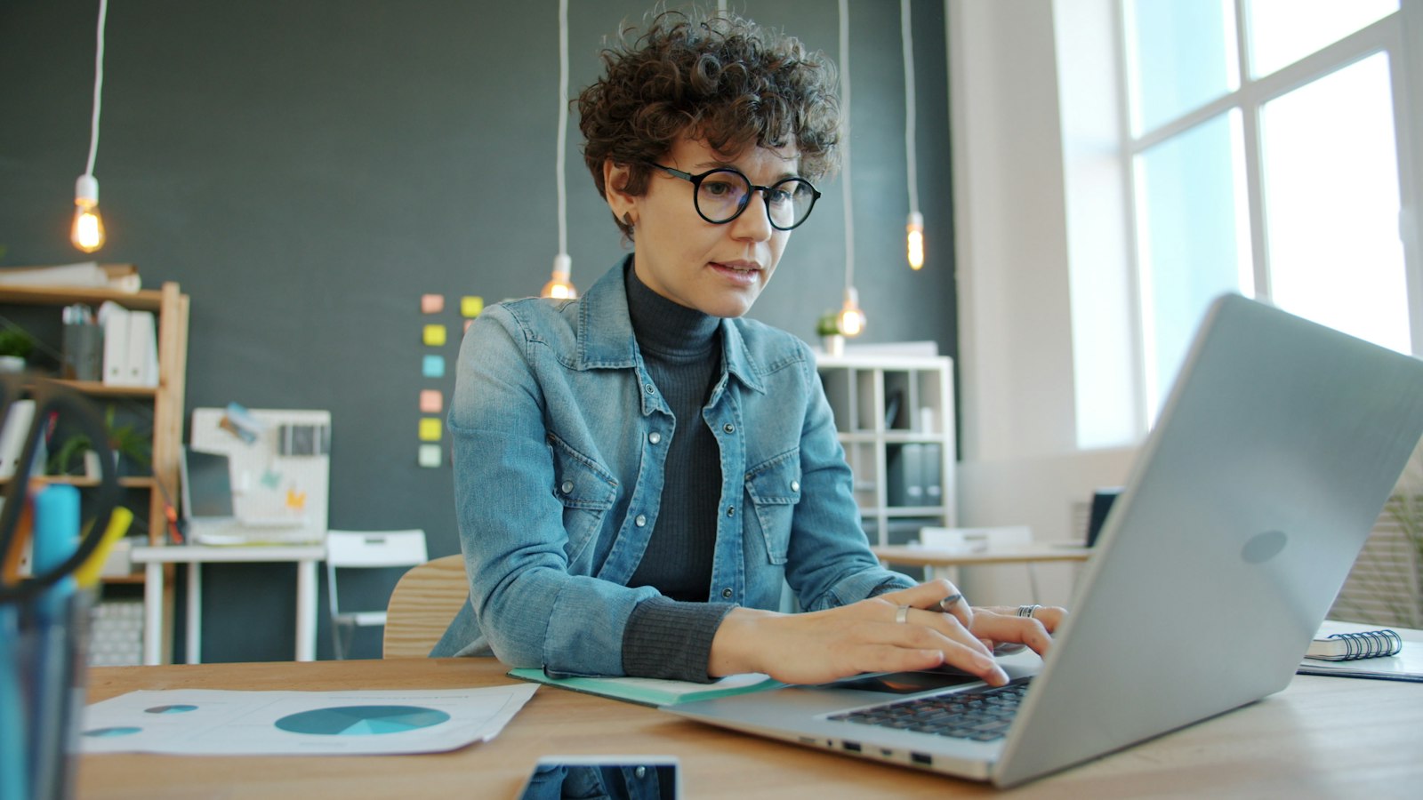 Mulher usando notebook para saber quanto tempo leva para um site aparecer no Google